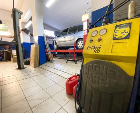 Samochód podczas naprawy w serwisie Monza