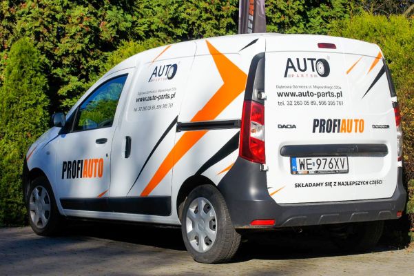 Samochód rozwożący częsci samochodowe od Auto-Parts