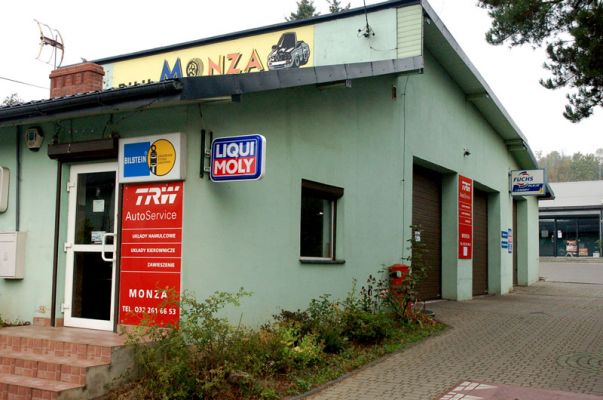 Wejście do warsztatu samochodowego